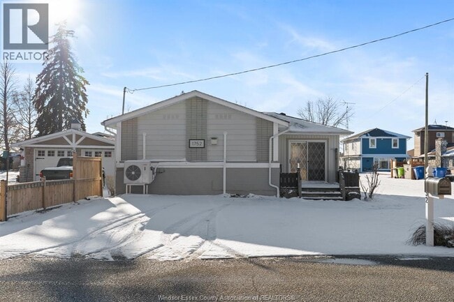 1752 Erie Ave in Amherstburg, ON - Building Photo - Building Photo
