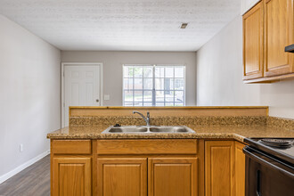 Village North in Warner Robins, GA - Building Photo - Interior Photo