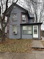 906 E 9th St in Muscatine, IA - Building Photo