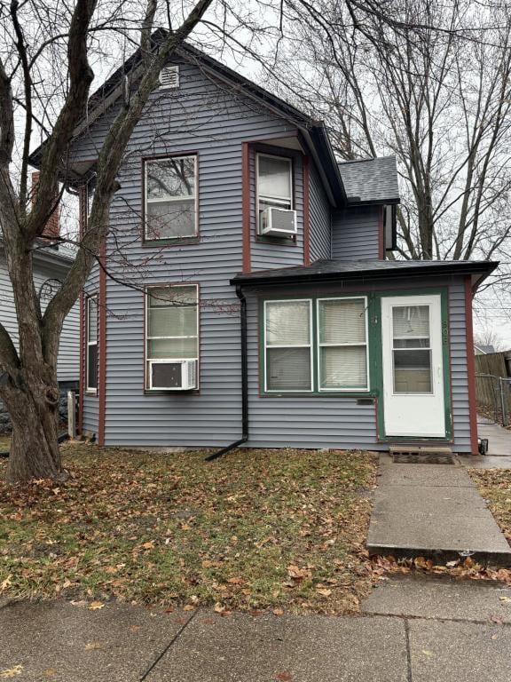 property at 906 E 9th St