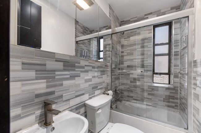 4 W 108th St, Unit 20, New York in New York, NY - Foto de edificio - Building Photo