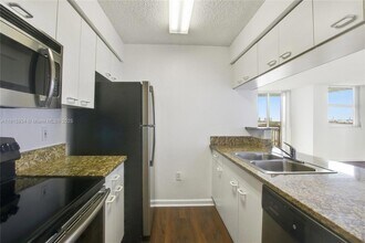 1756 N Bayshore Dr, Unit 12B in Miami, FL - Building Photo - Building Photo