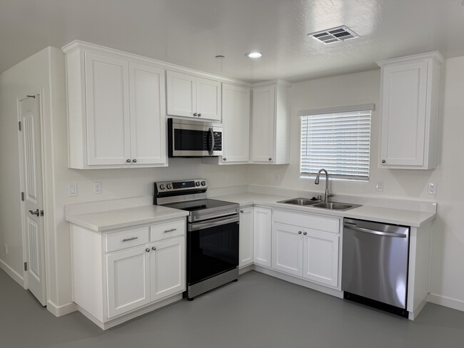 property at 1133 W Mariposa Ave