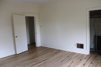 132 N White St, Unit Uspstairs Apt in Brookville, PA - Building Photo - Building Photo