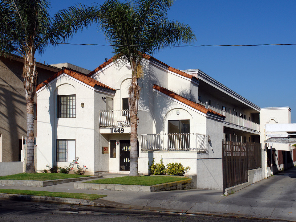 11449 Menlo Ave in Hawthorne, CA - Building Photo