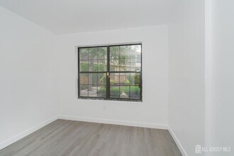 402 Hidden Village Dr in Perth Amboy, NJ - Building Photo - Building Photo