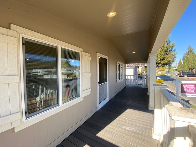 404 Bejay Ave in Santa Rosa, CA - Building Photo - Building Photo