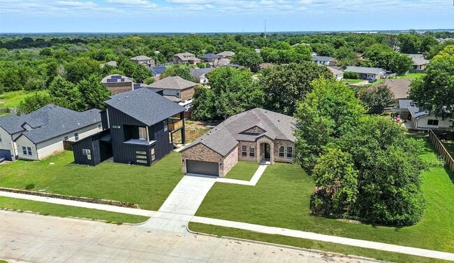 716 Oak Creek Dr in Hutchins, TX - Foto de edificio - Building Photo