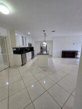 110 W 53rd St in Hialeah, FL - Foto de edificio - Building Photo