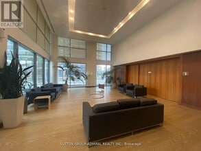 225 Webb Dr in Mississauga, ON - Building Photo - Building Photo