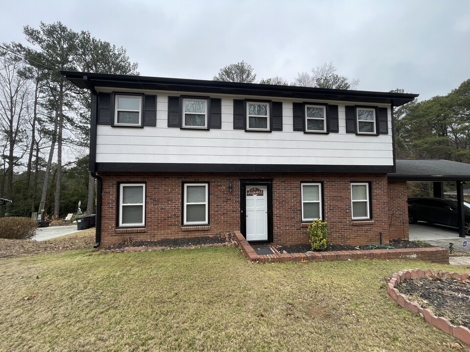 3597 Mt Vernon Dr in East Point, GA - Building Photo