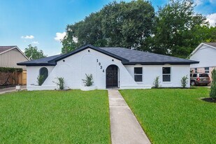 1034 W Donovan St in Houston, TX - Building Photo