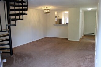 42 N Main St, Unit 78 in West Hartford, CT - Building Photo - Building Photo