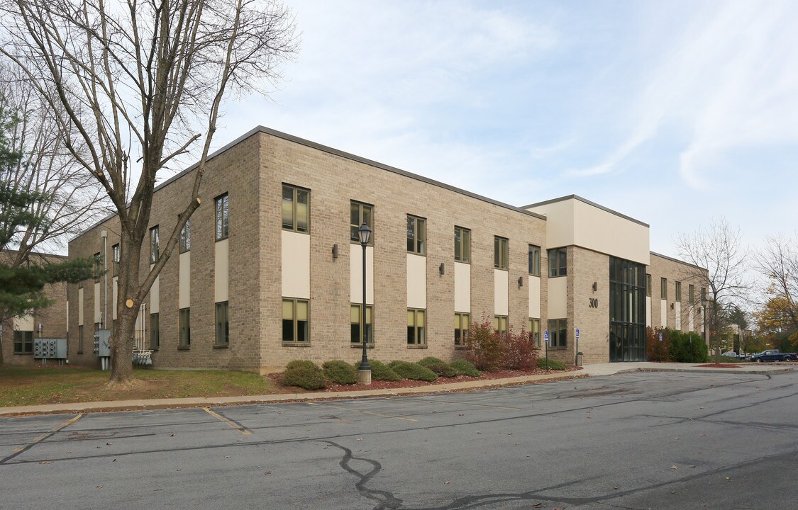 300 in Clifton Park, NY - Foto de edificio