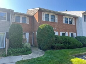 94 Aspen Dr E in Woodbury, NY - Building Photo - Building Photo