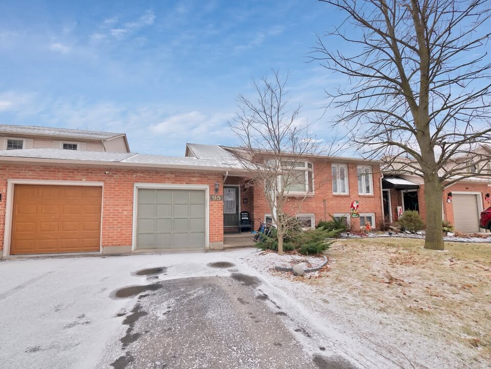 95 Stoney Brook Crescent in St Catharines, ON - Building Photo