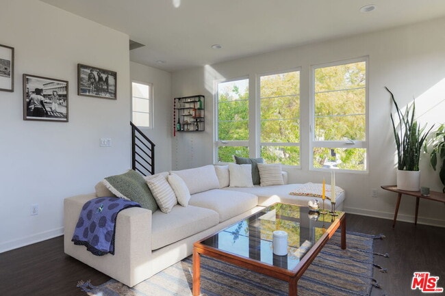 743 Silver Lake Blvd in Los Angeles, CA - Foto de edificio - Building Photo