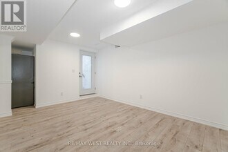 5456 Whitehorn Ave in Mississauga, ON - Building Photo - Building Photo