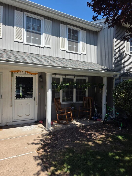15 Joiners Rd in Rocky Hill, CT - Building Photo