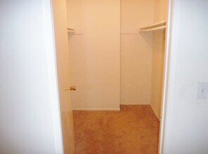 10926 Huston St in North Hollywood, CA - Foto de edificio - Building Photo