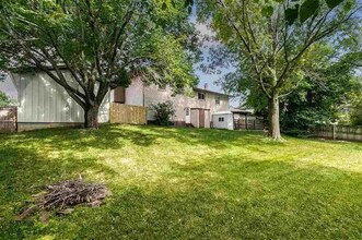 1429 Valley View Dr in Coralville, IA - Foto de edificio - Building Photo