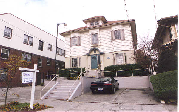 2431 NE Halsey St in Portland, OR - Building Photo - Building Photo