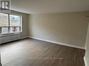 11 Anglesey Blvd in Toronto, ON - Building Photo - Building Photo