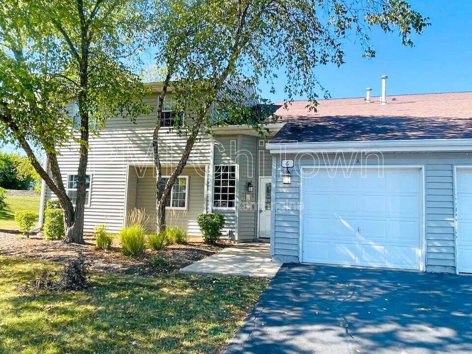 6 N Victoria Ln in Streamwood, IL - Building Photo