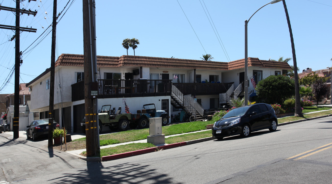 709 Palm Ave in Huntington Beach, CA - Building Photo