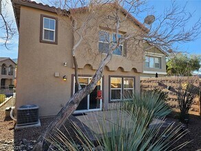 1135 Paradise Vista Dr in Henderson, NV - Building Photo - Building Photo