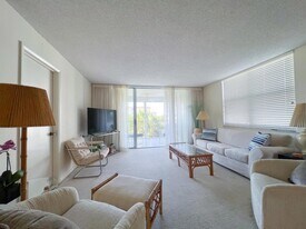900 Dogwood Dr in Delray Beach, FL - Building Photo