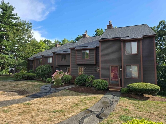 43 Thornhill Rd in Stratham, NH - Foto de edificio - Building Photo