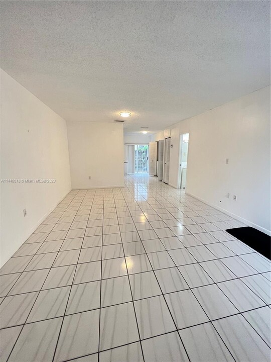 2050 NE 140th St-Unit -13 in North Miami Beach, FL - Building Photo