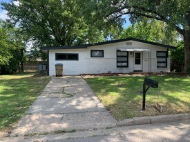 6020 N E Pk Vw Dr in Wichita, KS - Building Photo