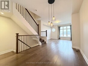 2160 Trafalgar Rd in Oakville, ON - Building Photo - Building Photo