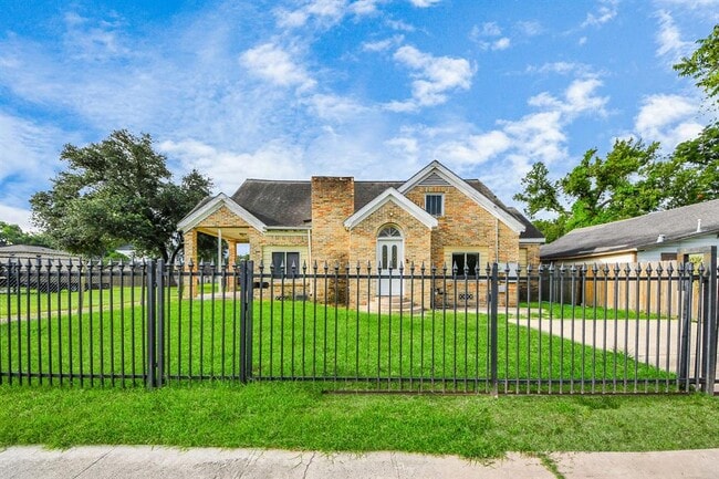 909 S Victory St in Houston, TX - Foto de edificio - Building Photo