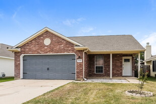 32118 Decker Oaks Dr in Pinehurst, TX - Building Photo