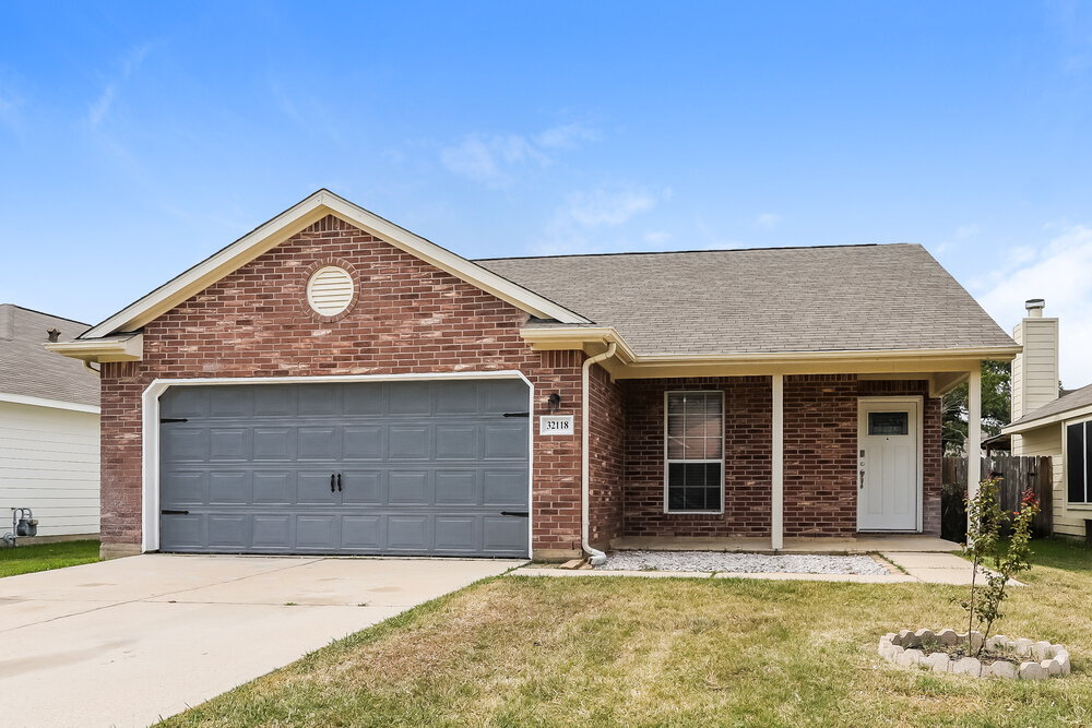 32118 Decker Oaks Dr in Pinehurst, TX - Building Photo