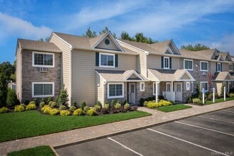 285 Victorian Ct in Holtsville, NY - Building Photo - Building Photo