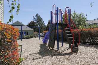 Gresham Village Square Apartments in Gresham, OR - Building Photo - Building Photo