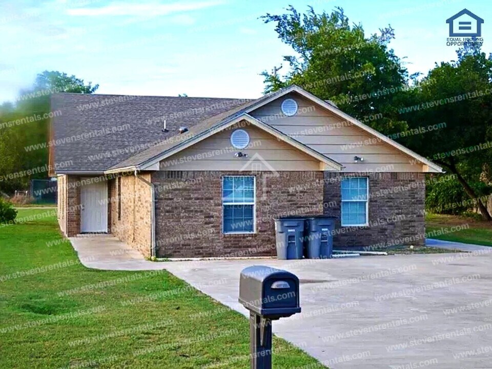 411 SW Garfield Ave in Lawton, OK - Foto de edificio