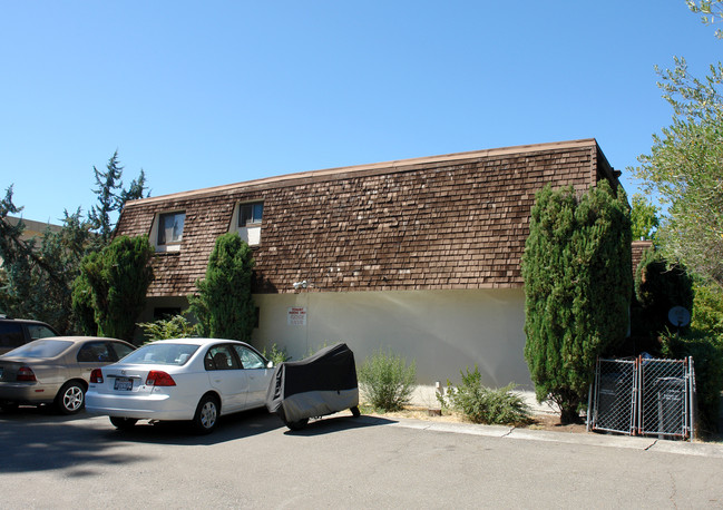 7101 Avenida Cala in Rohnert Park, CA - Foto de edificio - Building Photo