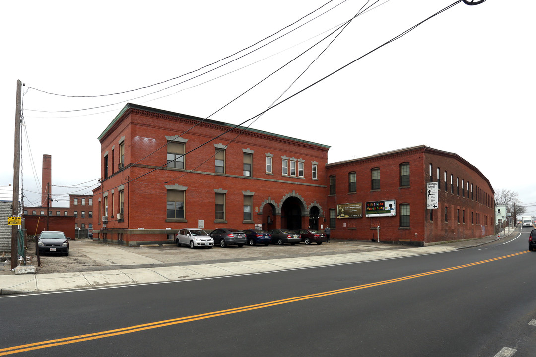 100 Dexter St in Pawtucket, RI - Building Photo