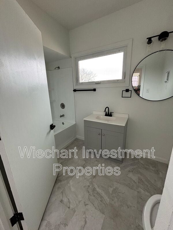 201 S Blackhoof St in Wapakoneta, OH - Building Photo - Building Photo