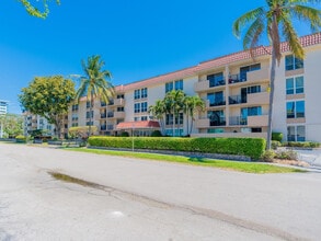 1000 Spanish River Rd in Boca Raton, FL - Building Photo - Building Photo