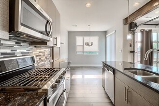 12243 W Alameda Dr in Lakewood, CO - Foto de edificio - Building Photo