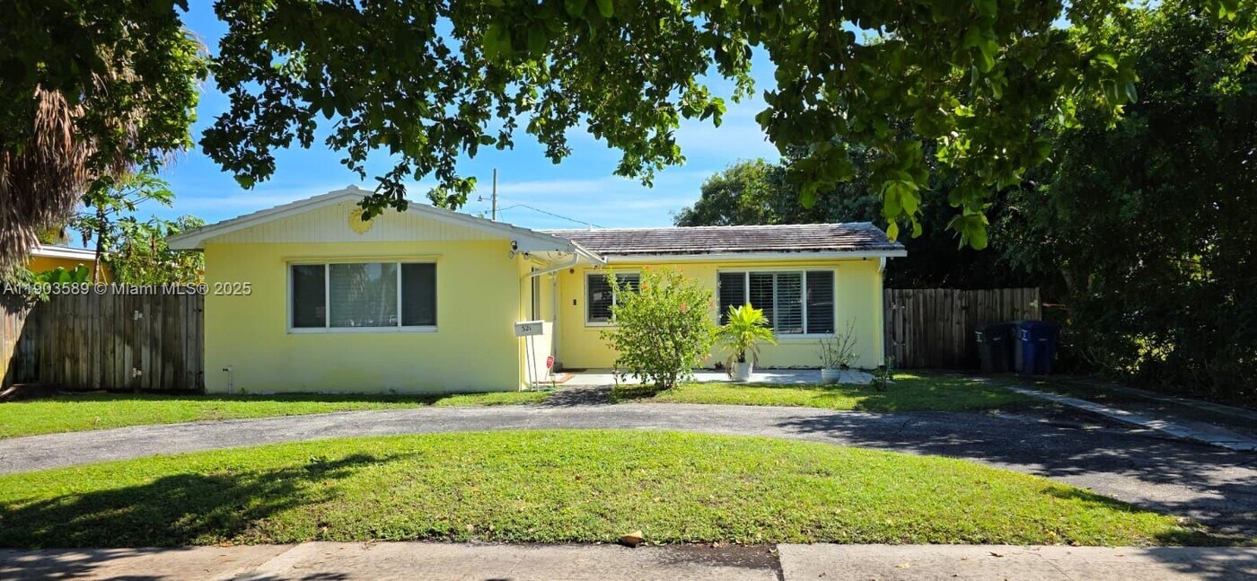321 6th St in Lake Park, FL - Building Photo