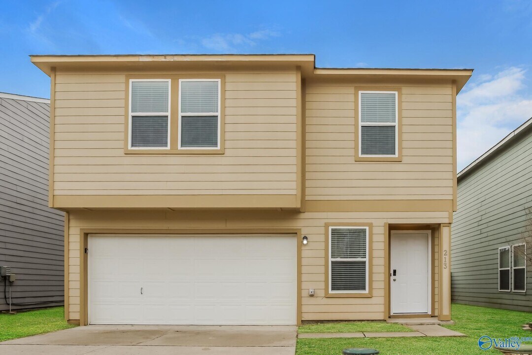 213 Farmington Dr in Harvest, AL - Building Photo