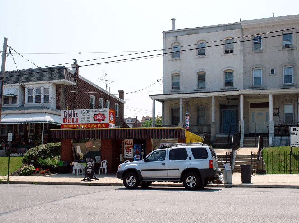 Bldg A in Bridgeport, PA - Foto de edificio