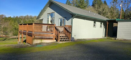 5213 Buckhorn Rd in Roseburg, OR - Foto de edificio - Building Photo